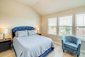 Pet-friendly Irving Townhome w/ Patio + Grill!