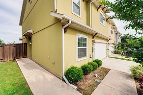 Pet-friendly Irving Townhome w/ Patio + Grill!