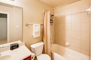 Pet-friendly Irving Townhome w/ Patio + Grill!