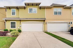 Pet-friendly Irving Townhome w/ Patio + Grill!