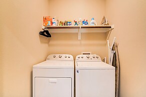 Pet-friendly Irving Townhome w/ Patio + Grill!