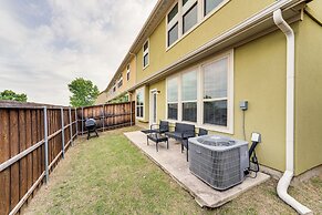 Pet-friendly Irving Townhome w/ Patio + Grill!