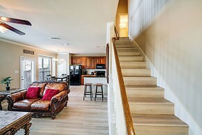 Pet-friendly Irving Townhome w/ Patio + Grill!