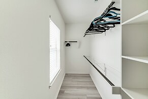 Pet-friendly Irving Townhome w/ Patio + Grill!