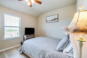 Pet-friendly Irving Townhome w/ Patio + Grill!