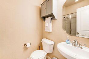 Pet-friendly Irving Townhome w/ Patio + Grill!