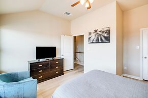 Pet-friendly Irving Townhome w/ Patio + Grill!