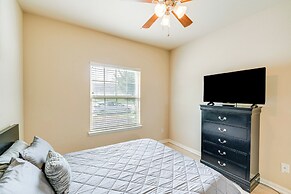 Pet-friendly Irving Townhome w/ Patio + Grill!