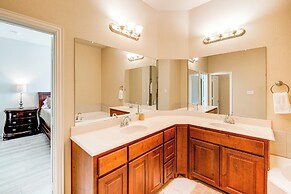 Pet-friendly Irving Townhome w/ Patio + Grill!