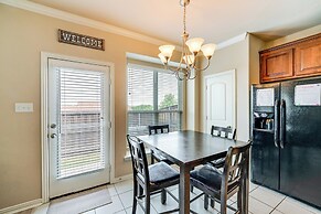 Pet-friendly Irving Townhome w/ Patio + Grill!