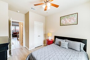 Pet-friendly Irving Townhome w/ Patio + Grill!