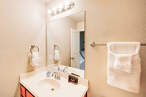 Pet-friendly Irving Townhome w/ Patio + Grill!