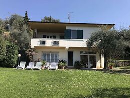 Spacious Villa in Torri del Benaco With Garden