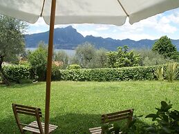 Spacious Villa in Torri del Benaco With Garden