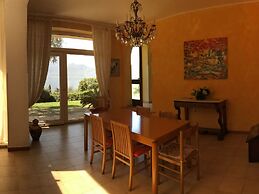 Spacious Villa in Torri del Benaco With Garden
