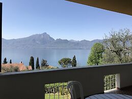 Spacious Villa in Torri del Benaco With Garden