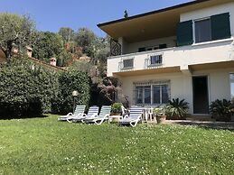Spacious Villa in Torri del Benaco With Garden