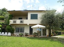 Spacious Villa in Torri del Benaco With Garden