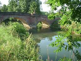 Tranquil Apartment Near Lake