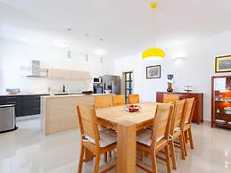 Beautiful Villa With Pool and Surrounded by Mountain and Green Areas