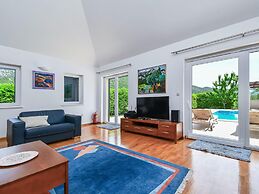 Beautiful Villa With Pool and Surrounded by Mountain and Green Areas