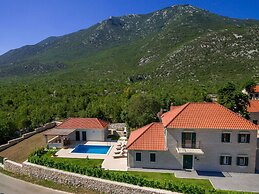 Beautiful Villa With Pool and Surrounded by Mountain and Green Areas