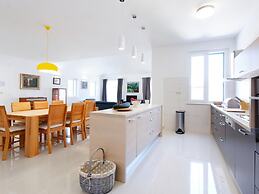 Beautiful Villa With Pool and Surrounded by Mountain and Green Areas