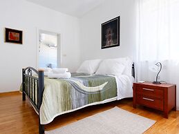 Beautiful Villa With Pool and Surrounded by Mountain and Green Areas