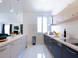 Beautiful Villa With Pool and Surrounded by Mountain and Green Areas