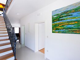 Beautiful Villa With Pool and Surrounded by Mountain and Green Areas