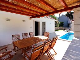 Beautiful Villa With Pool and Surrounded by Mountain and Green Areas