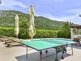 Beautiful Villa With Pool and Surrounded by Mountain and Green Areas