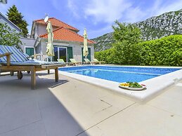 Beautiful Villa With Pool and Surrounded by Mountain and Green Areas