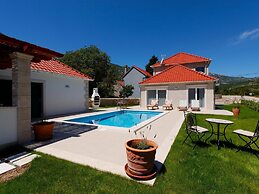 Beautiful Villa With Pool and Surrounded by Mountain and Green Areas