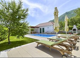 Beautiful Villa With Pool and Surrounded by Mountain and Green Areas