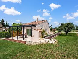 Saint-victor House in Pernes-les-fontaines