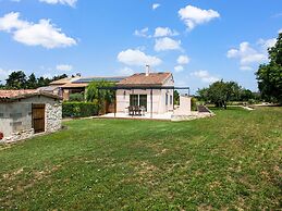 Saint-victor House in Pernes-les-fontaines