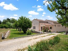 Saint-victor House in Pernes-les-fontaines
