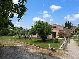 Saint-victor House in Pernes-les-fontaines