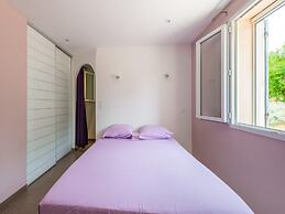 Saint-victor House in Pernes-les-fontaines