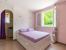 Saint-victor House in Pernes-les-fontaines
