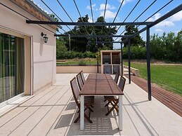 Saint-victor House in Pernes-les-fontaines