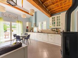 Saint-victor House in Pernes-les-fontaines