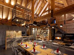 Lush Chalet With hot tub and Sauna