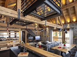 Lush Chalet With hot tub and Sauna