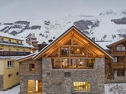 Lush Chalet With hot tub and Sauna
