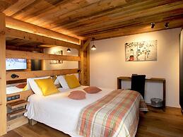 Lush Chalet With hot tub and Sauna