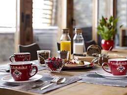 Lush Chalet With hot tub and Sauna