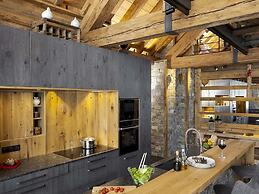 Lush Chalet With hot tub and Sauna