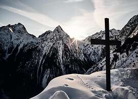 Lush Chalet With hot tub and Sauna